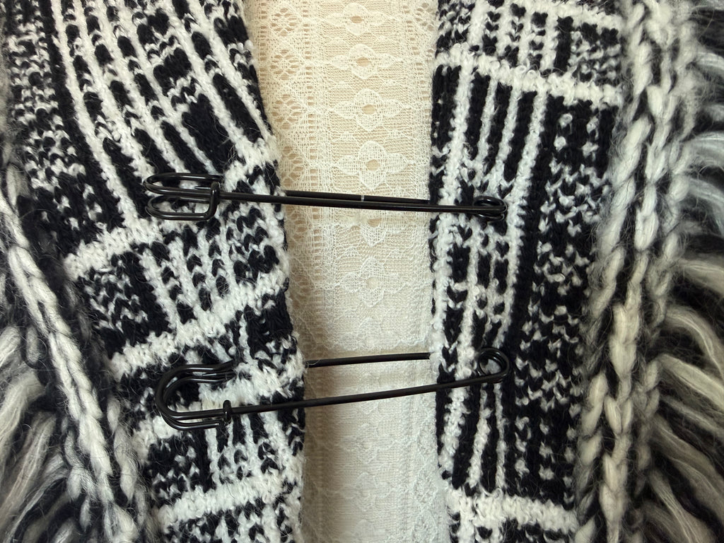 DorotheeSchumacher_StrickmantelmitFransen_ Second Hand Klammern statt Knöpfe Alpaka Wollmantel