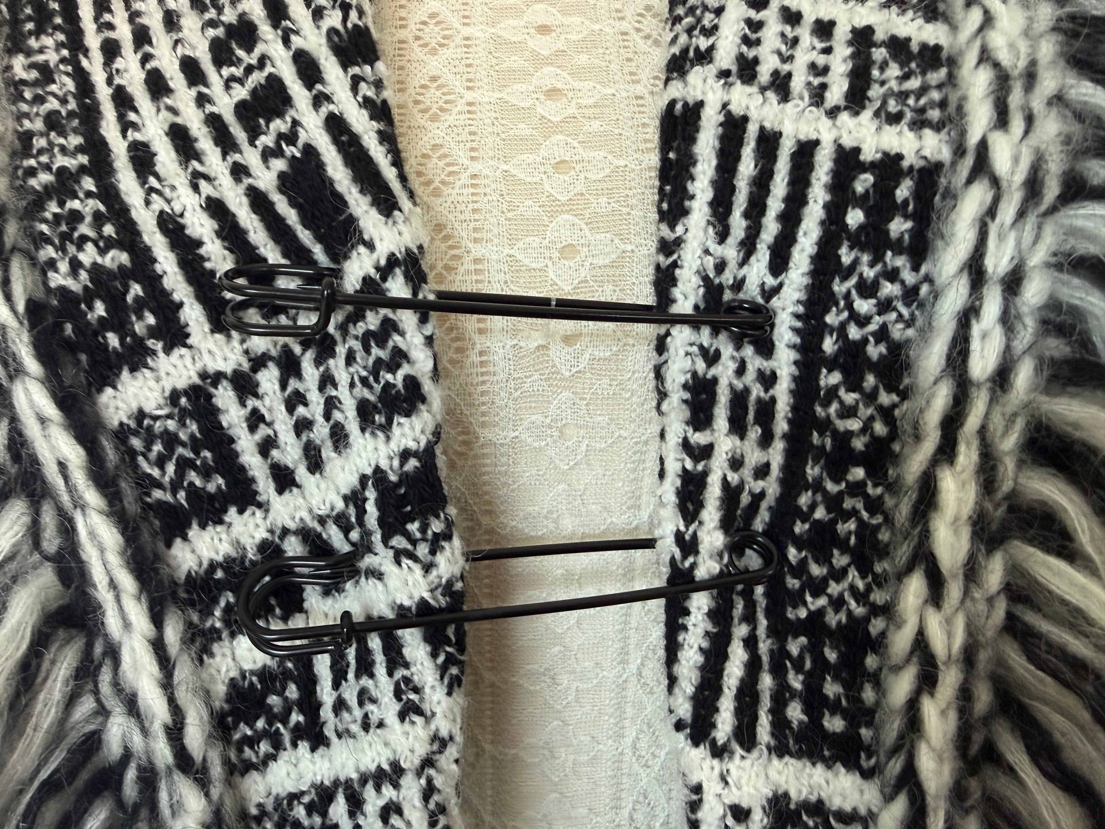 DorotheeSchumacher_StrickmantelmitFransen_ Second Hand Klammern statt Knöpfe Alpaka Wollmantel