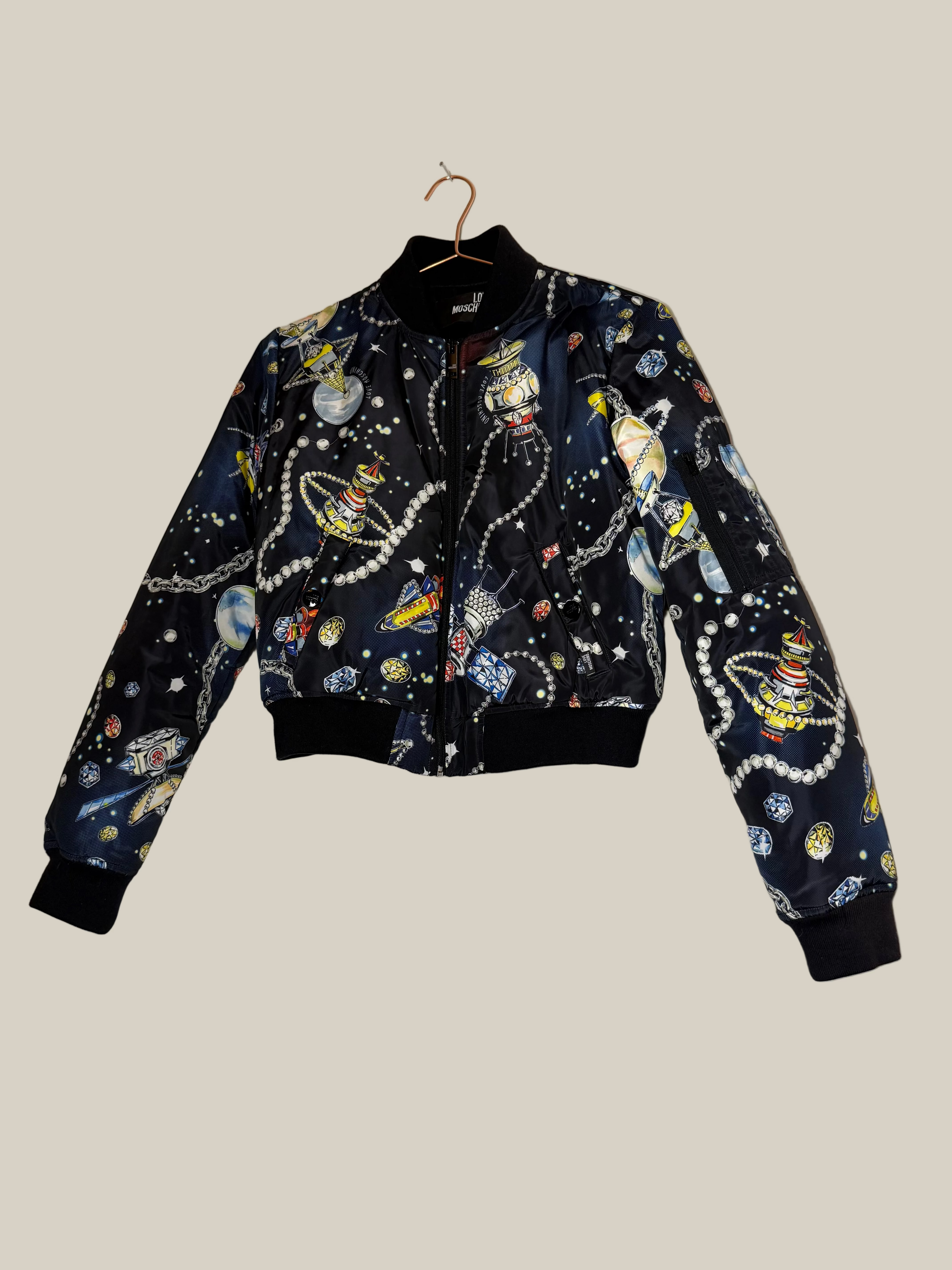 LOVEMOSCHINO_Bomberjacke_Spaceprint_40_
